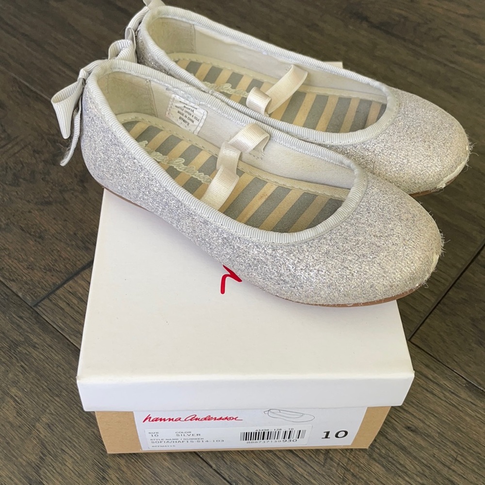 Hanna Andersson Silver Glitter Flats w/ Bow Sofia